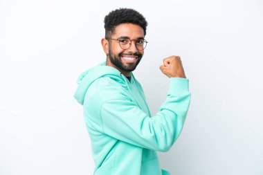 Genç Brezilyalı izole edilmiş beyaz arka planda zaferi kutluyor.