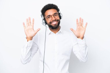 Tele pazarlamacı Brezilyalı bir adam beyaz arka planda izole edilmiş bir kulaklıkla çalışıyor. Parmaklarıyla 10 kişi sayıyor.