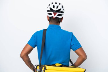 Termal sırt çantalı genç Brezilyalı adam arka planda beyaz arka planda izole edilmiş.