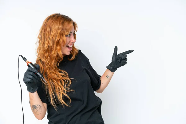 Tatuering Konstnär Kaukasisk Kvinna Isolerad Vit Bakgrund Pekar Finger Sidan — Stockfoto