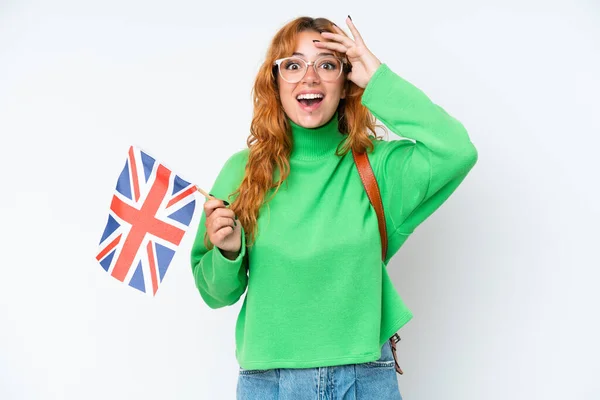 Mladá Běloška Drží Vlajku Spojeného Království Izolované Bílém Pozadí Překvapivým — Stock fotografie