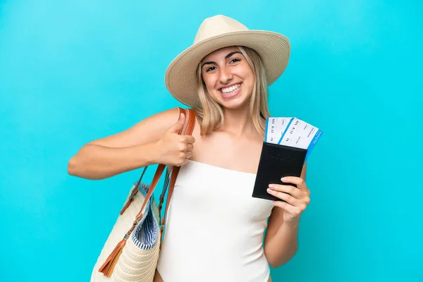 Jonge Blanke Vrouw Badpak Met Een Paspoort Geïsoleerd Blauwe Achtergrond — Stockfoto