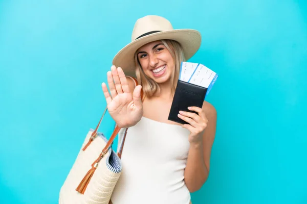 Mladá Běloška Plavkách Drží Pas Izolovaný Modrém Pozadí Salutování Rukou — Stock fotografie