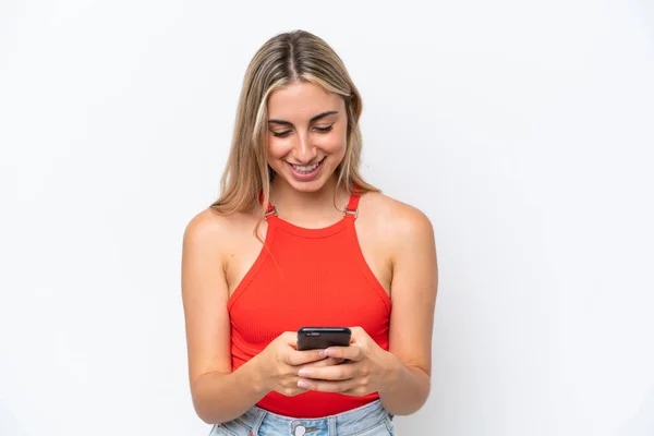 Beyaz Arka Planda Izole Edilmiş Genç Beyaz Kadın Cep Telefonuyla — Stok fotoğraf