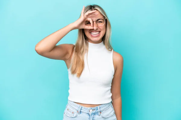 Jonge Kaukasische Vrouw Geïsoleerd Blauwe Achtergrond Tonen Teken Met Vingers — Stockfoto