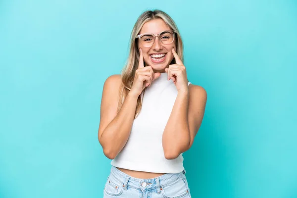 Jonge Kaukasische Vrouw Geïsoleerd Blauwe Achtergrond Glimlachen Met Een Vrolijke — Stockfoto