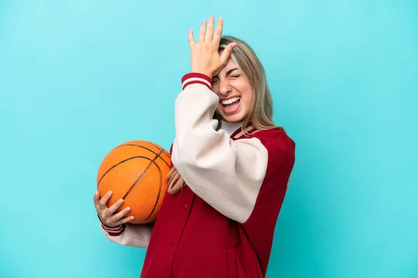 Young Caucasian Basketball Player Woman Isolated Blue Background Has Realized — Stockfoto