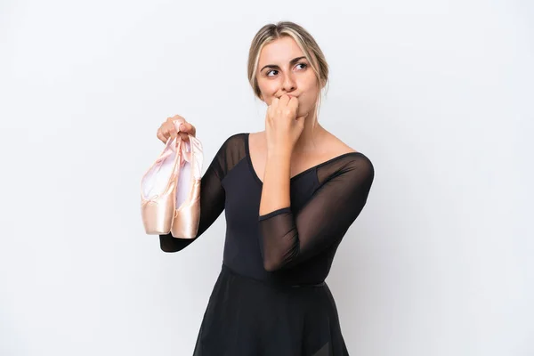 Young Caucasian Woman Practicing Ballet Isolated White Background Having Doubts — Fotografia de Stock