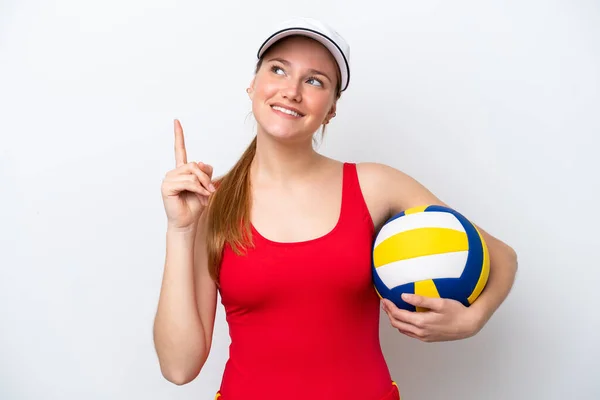 Молода Біла Жінка Грає Волейбол Ізольовано Білому Тлі Вказуючи Чудову — стокове фото
