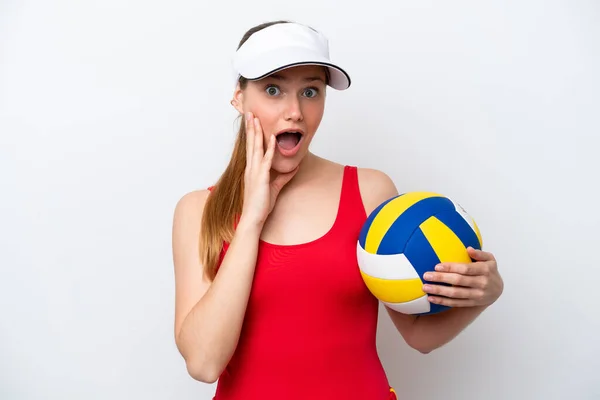 Молода Біла Жінка Грає Волейбол Ізольовано Білому Тлі Несподіваним Шокованим — стокове фото