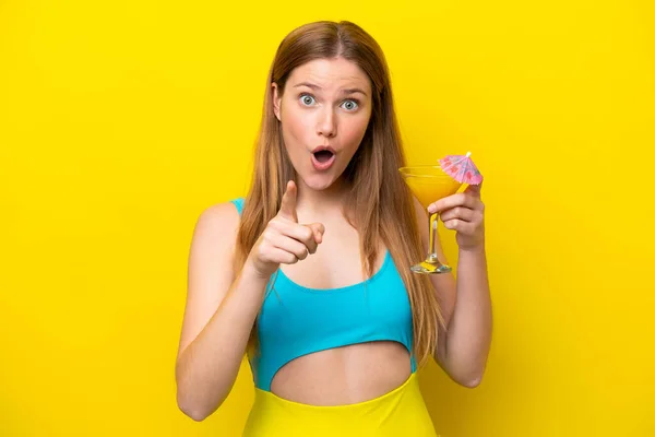 Young Caucasian Woman Holding Cocktail Isolated Yellow Background Surprised Pointing — Foto Stock