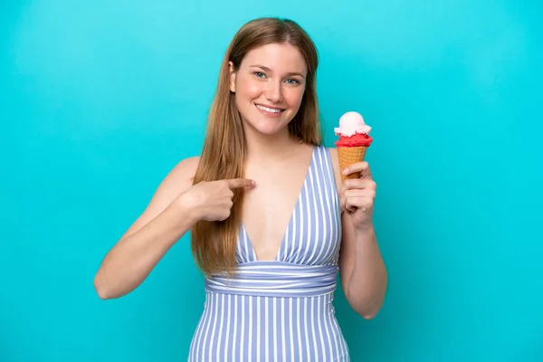 수영복을 코카서스 여성이 표정으로 배경에 고립된 아이스크림을 — 스톡 사진