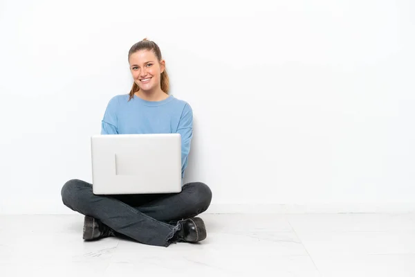 Νεαρή Γυναίκα Ένα Φορητό Υπολογιστή Που Κάθεται Στο Πάτωμα Κρατώντας — Φωτογραφία Αρχείου