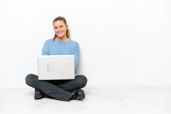 Giovane Donna Con Computer Portatile Seduto Sul Pavimento Tenendo Braccia — Foto Stock