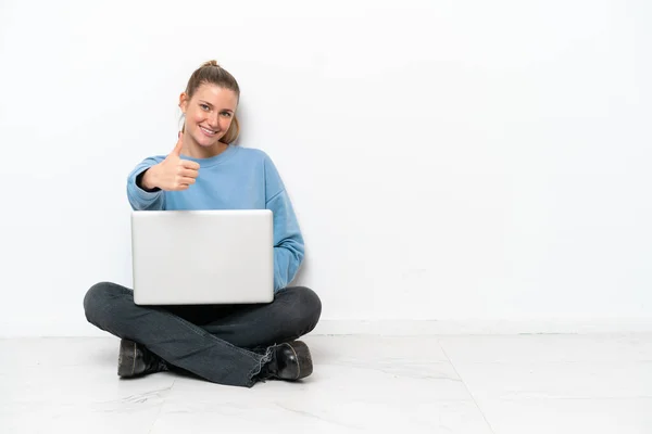 Junge Frau Mit Laptop Sitzt Mit Erhobenem Daumen Auf Dem — Stockfoto