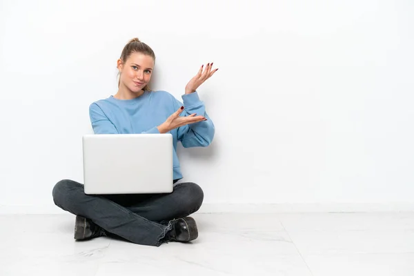 Junge Frau Mit Laptop Die Auf Dem Boden Sitzt Und — Stockfoto