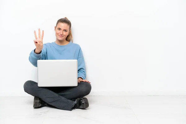 Junge Frau Mit Laptop Sitzt Glücklich Auf Dem Boden Und — Stockfoto