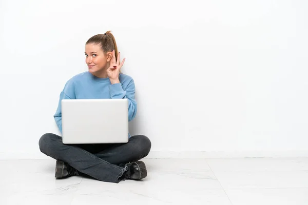 Giovane Donna Con Computer Portatile Seduto Sul Pavimento Ascoltare Qualcosa — Foto Stock