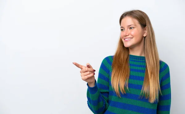 白い背景に指を向け商品を発表する若い白人女性 — ストック写真