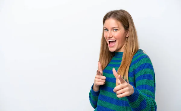 Mujer Joven Caucásica Aislada Sobre Fondo Blanco Sorprendida Apuntando Hacia — Foto de Stock