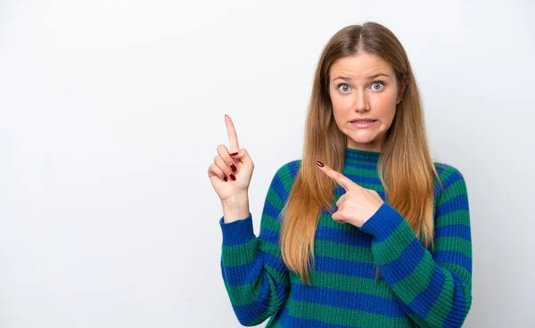 Junge Kaukasische Frau Isoliert Auf Weißem Hintergrund Verängstigt Und Zeigt — Stockfoto