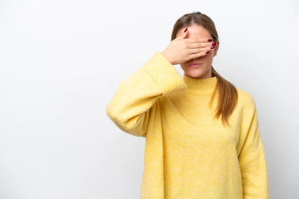 Mujer Joven Caucásica Aislada Sobre Fondo Blanco Cubriendo Los Ojos — Foto de Stock