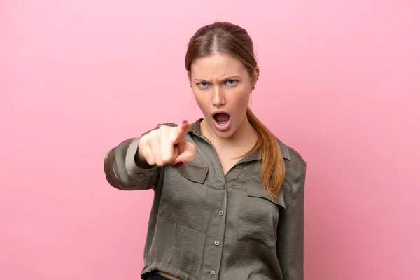 Jonge Blanke Vrouw Geïsoleerd Roze Achtergrond Gefrustreerd Wijzen Naar Het — Stockfoto