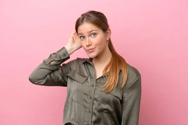 Ung Kaukasiska Kvinna Isolerad Rosa Bakgrund Med Ett Uttryck För — Stockfoto