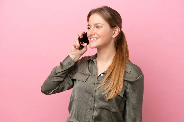 Молода Біла Жінка Ізольована Рожевому Тлі Веде Розмову Мобільним Телефоном — стокове фото