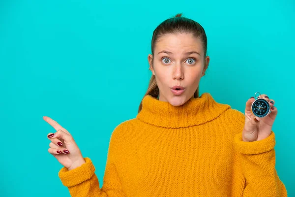 Young Caucasian Woman Holding Compass Isolated Blue Background Surprised Pointing — 图库照片