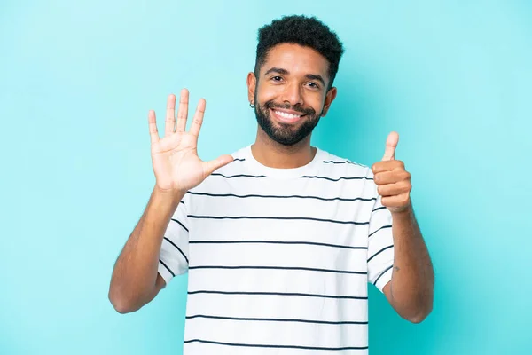 Ung Brasiliansk Man Isolerad Blå Bakgrund Räkna Sex Med Fingrar — Stockfoto