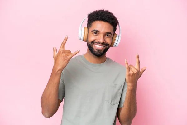 Jovem Brasileiro Isolado Fundo Rosa Ouvindo Música Fazendo Gesto Rock — Fotografia de Stock