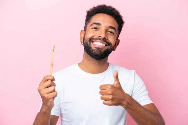 Young Brazilian Man Brushing Teeth Isolated Pink Background Thumbs Because — Φωτογραφία Αρχείου
