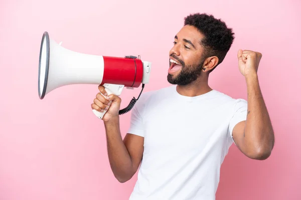 Young Brazilian Man Isolated Pink Background Shouting Megaphone Announce Something — стокове фото