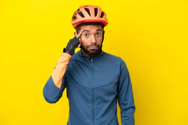 Young Cyclist Brazilian Man Isolated Yellow Background Thinking Idea — Foto de Stock