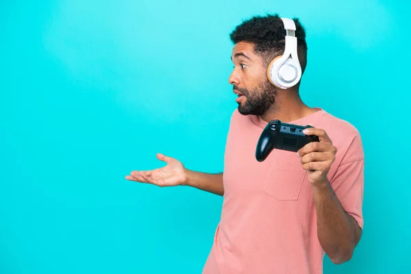 Young Brazilian Man Playing Video Game Controller Isolated Blue Background — Stockfoto