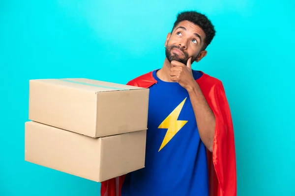 Super Hero Delivery Brazilian Man Isolated Blue Background Having Doubts — Stock Photo, Image