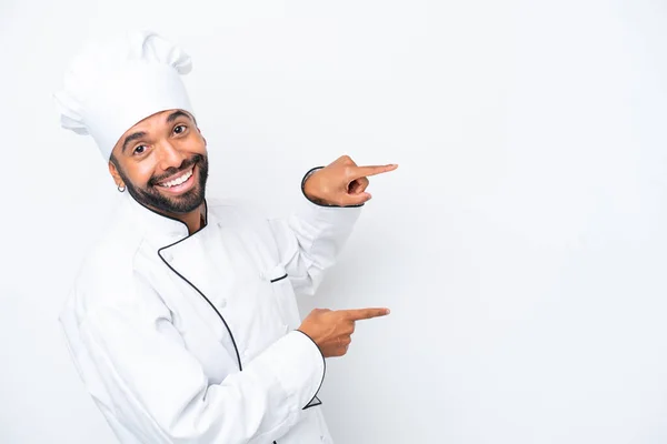 Joven Chef Brasileño Aislado Sobre Fondo Blanco Apuntando Con Dedo —  Fotos de Stock