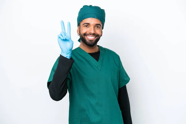 Cirurgião Brasileiro Uniforme Verde Isolado Fundo Branco Sorrindo Mostrando Sinal — Fotografia de Stock
