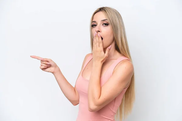 Pretty Blonde Woman Isolated White Background Surprise Expression While Pointing — стоковое фото