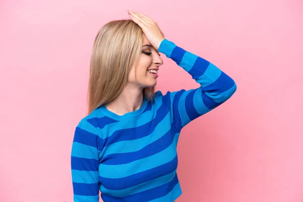 Pretty Blonde Woman Isolated Pink Background Has Realized Something Intending — Stockfoto