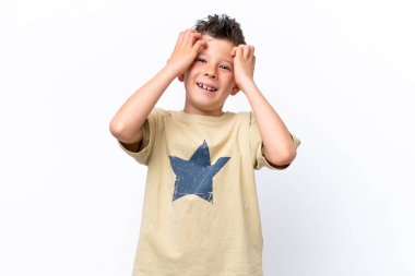 Beyaz arka planda izole edilmiş küçük beyaz çocuk gülüyor.