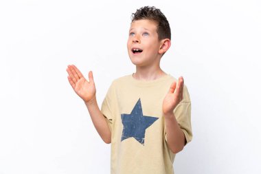 Beyaz arka planda yüzü şaşırmış beyaz bir çocuk.