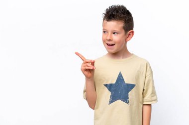 Beyaz arka planda izole edilmiş küçük beyaz çocuk bir parmağını kaldırarak çözümü anlamaya çalışıyordu.