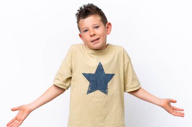 Beyaz arka planda izole edilmiş küçük beyaz çocuk mutlu ve gülümsüyor.