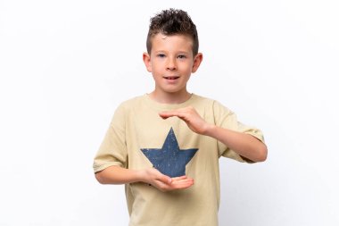 Beyaz arka planda izole edilmiş küçük beyaz çocuk bir ilan vermek için avucunun içinde hayali bir mekan tutuyor.