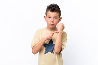 Beyaz arka planda izole edilmiş küçük beyaz çocuk geç kalma hareketi yapıyor.