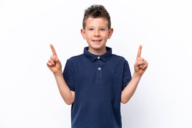 Beyaz arka planda izole edilmiş beyaz çocuk harika bir fikre işaret ediyor.