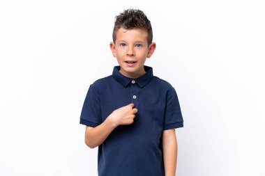 Beyaz arka planda yüzü şaşırmış beyaz bir çocuk.