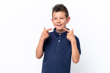 Beyaz arka planda izole edilmiş küçük beyaz bir çocuk baş parmak hareketi yapıyor.